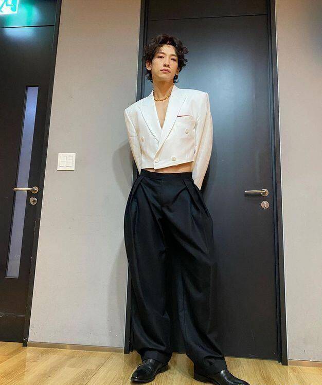 40岁rain腹肌身材依旧炸裂,难怪能娶到金泰熙_医生_时尚_西装