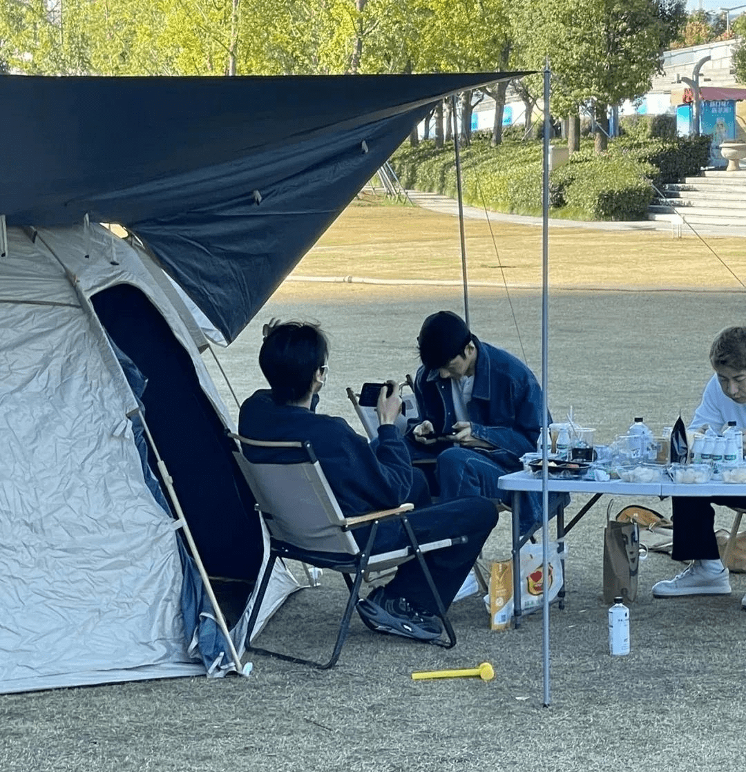 直夸俩人好温柔,索要签名被拒绝_明星_搭帐篷_帅哥
