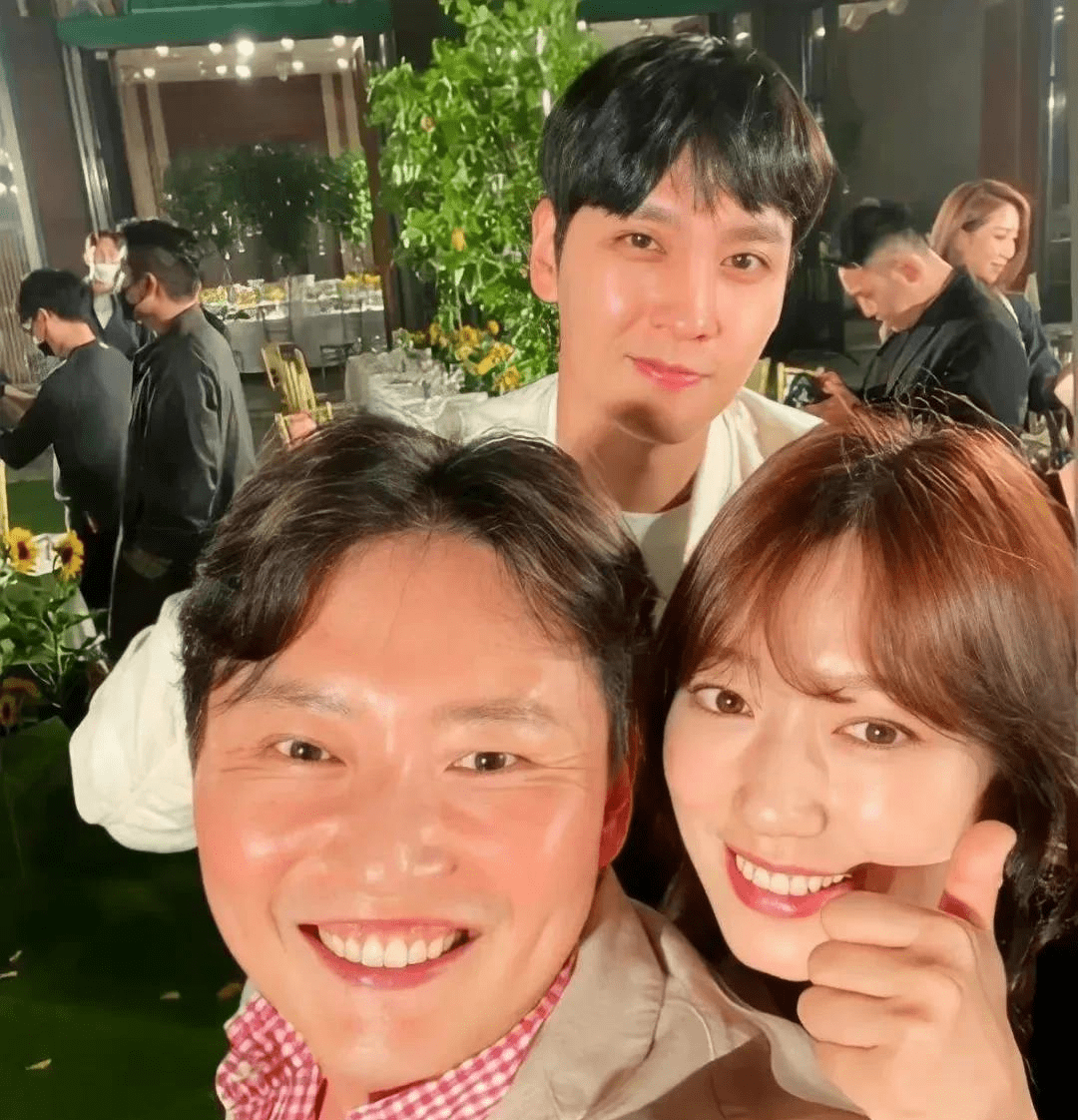 朴信惠晒照宣布复出,短发造型少女感十足,产后4个多月状态回春_崔泰俊