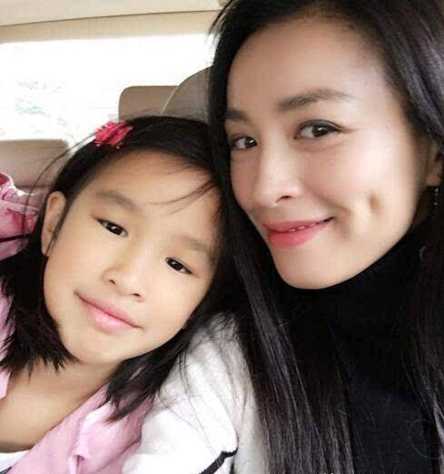 51岁的张庭,53岁的李若彤,都比不过72岁的潘迎紫_女神_少女_女儿