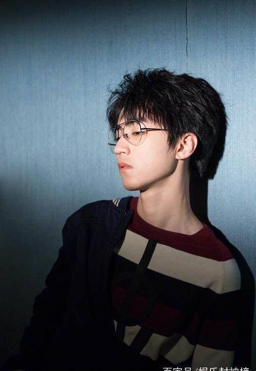 王俊凯最新写真照,侧脸简直神颜,没想到戴上眼镜差距竟然这么大_眼神