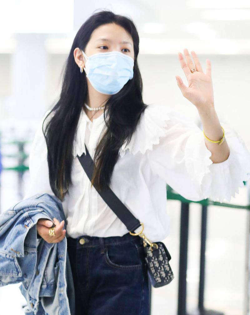 不愧是"温柔校花",章若楠的白衬衫太清纯,娃娃领好可爱_白色_淑女风格