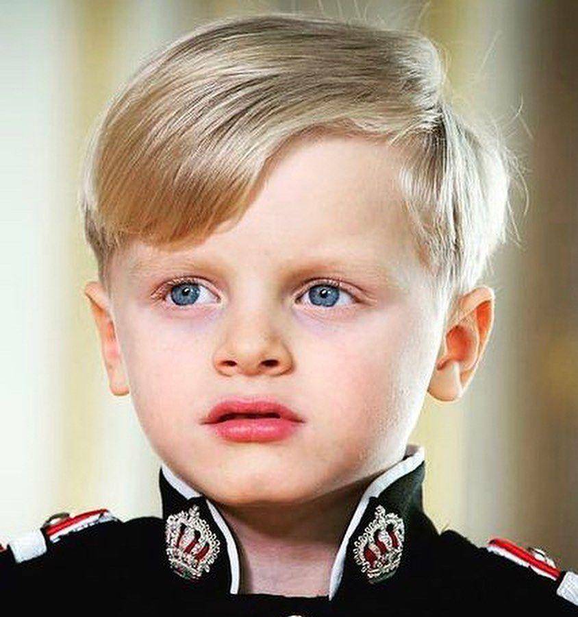 照片拍摄于国庆节当日,雅克王子身穿着摩纳哥迷你版军装,虽年龄尚小但