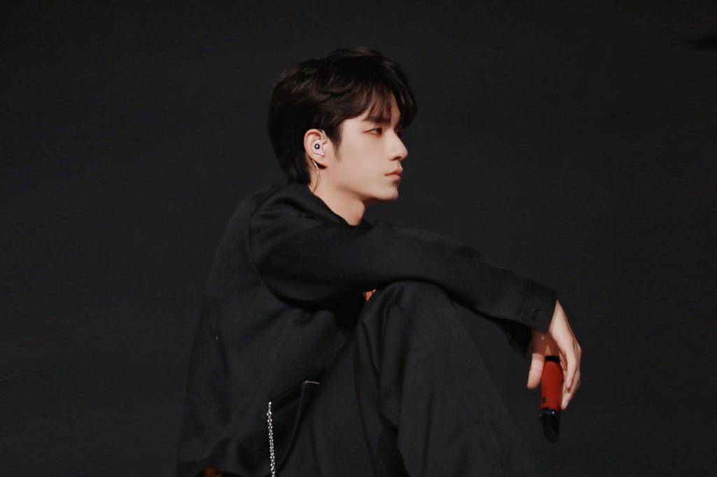 张颜齐发布《朝阳打歌中心》舞台写真 服饰点缀链条元素十分帅气