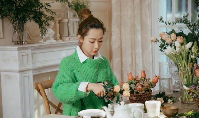 白冰综艺节目插花美貌与气质不减当年.