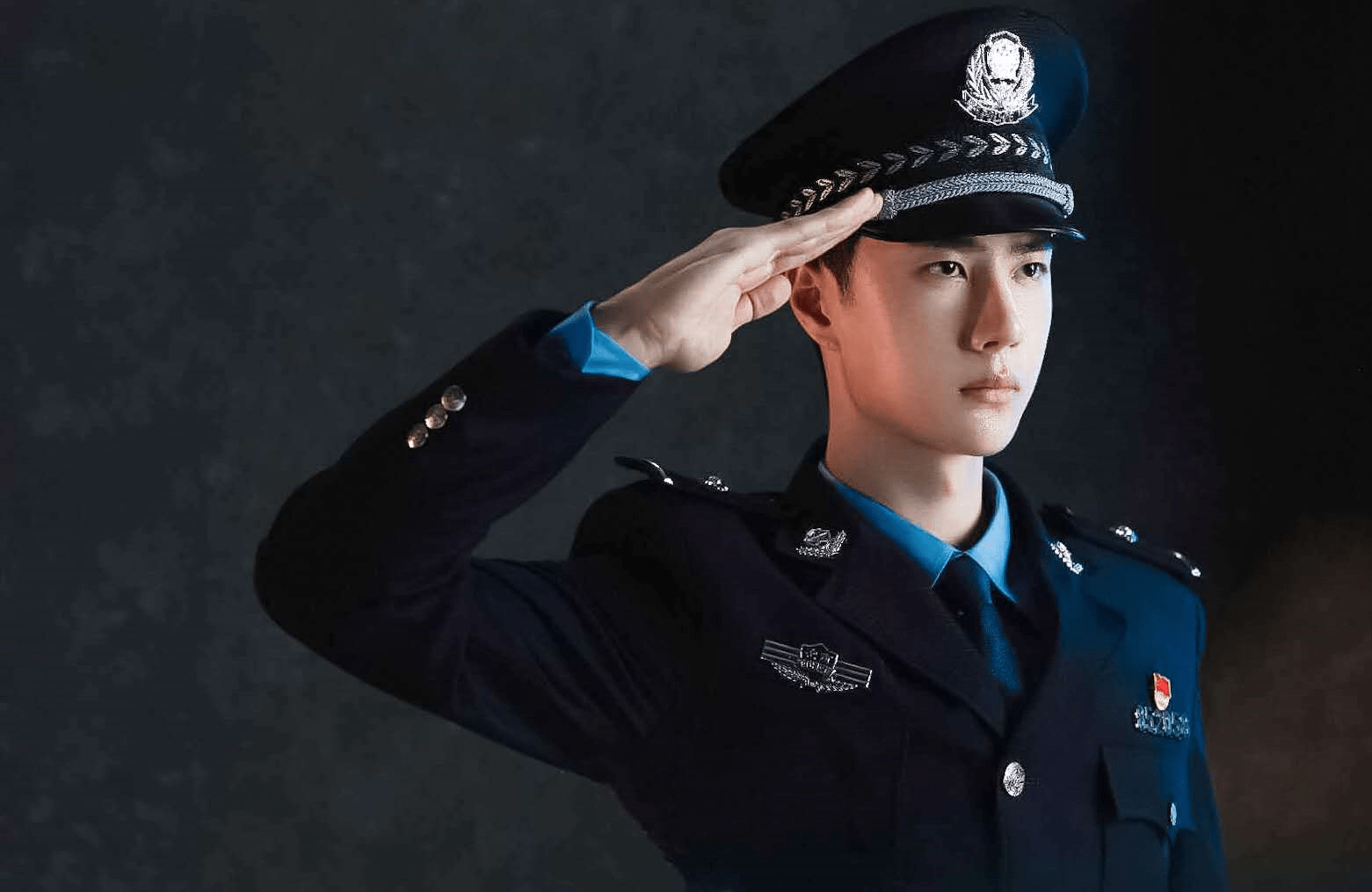 王一博穿警服出席活动,一举一动都像真的警官,满满的正能量