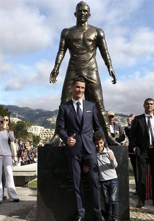 过去,也有很多c罗的雕像.