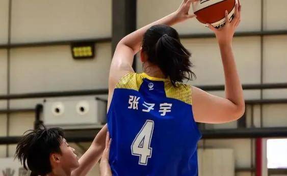 其中最受关注的就是身高达到了2米26的张子宇,她首次入选了中国女篮