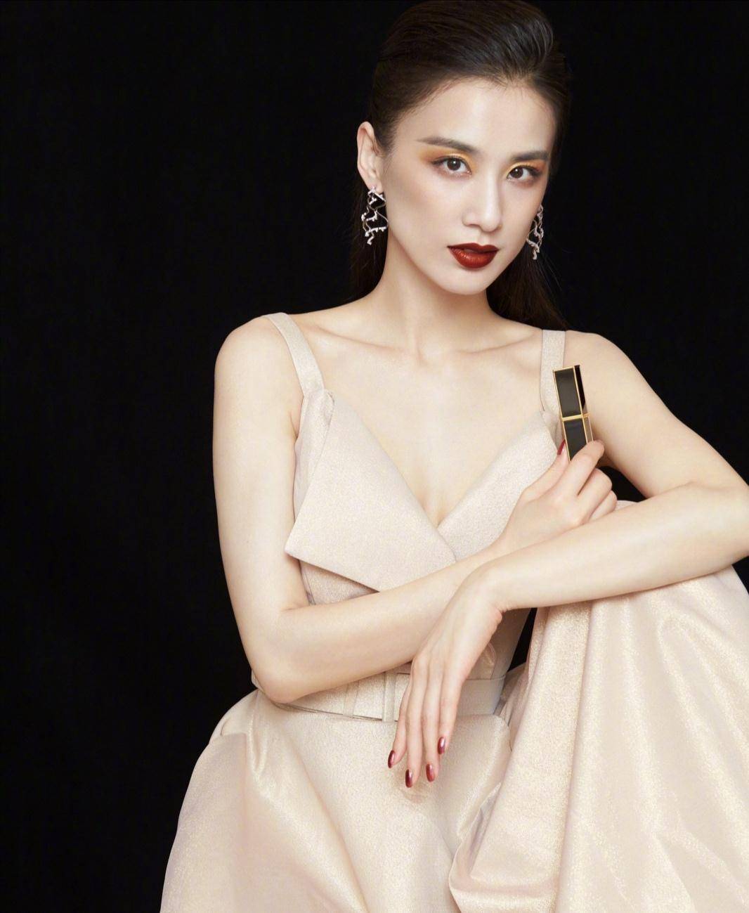 今天为大家介绍黄圣依的时尚资讯就到这里了,不得不说高雅中又带有一