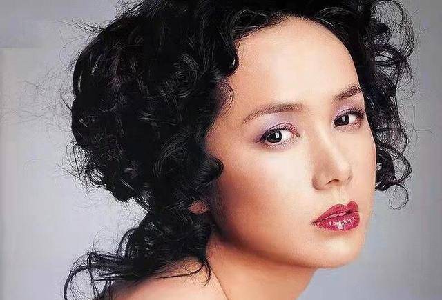 蒋雯丽的影视作品会发现她的五官脸型身材气质演技都很棒,在她年轻时