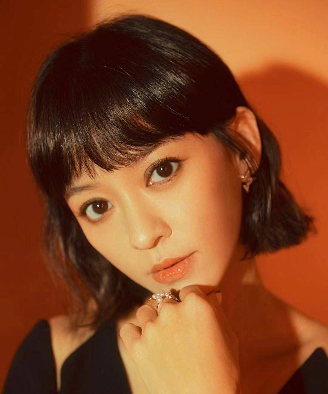 陈意涵产后自拍状态超好 举手机壳摆拍笑容甜美幸福 网友说好羡慕_陈