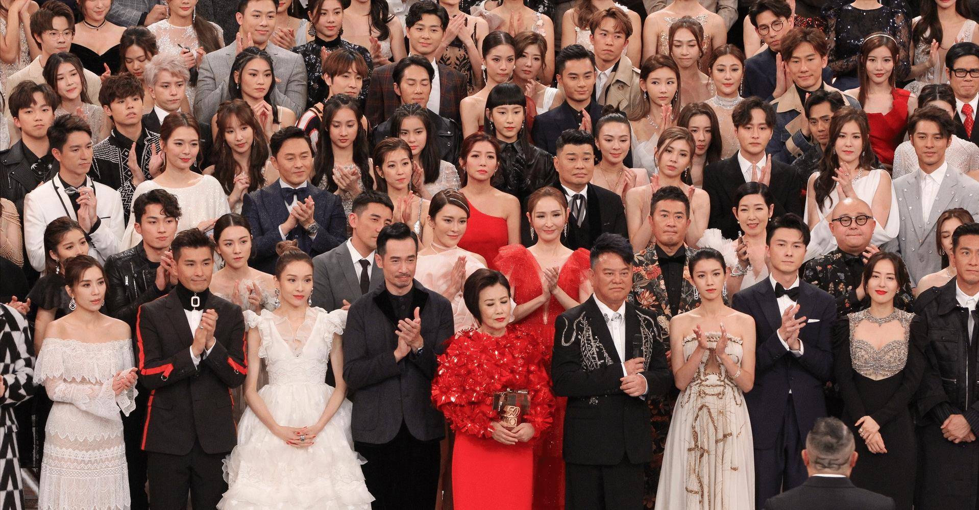 tvb台庆大合照分析,王浩信陈自瑶有互动,与蔡思贝同场惹争议_位置