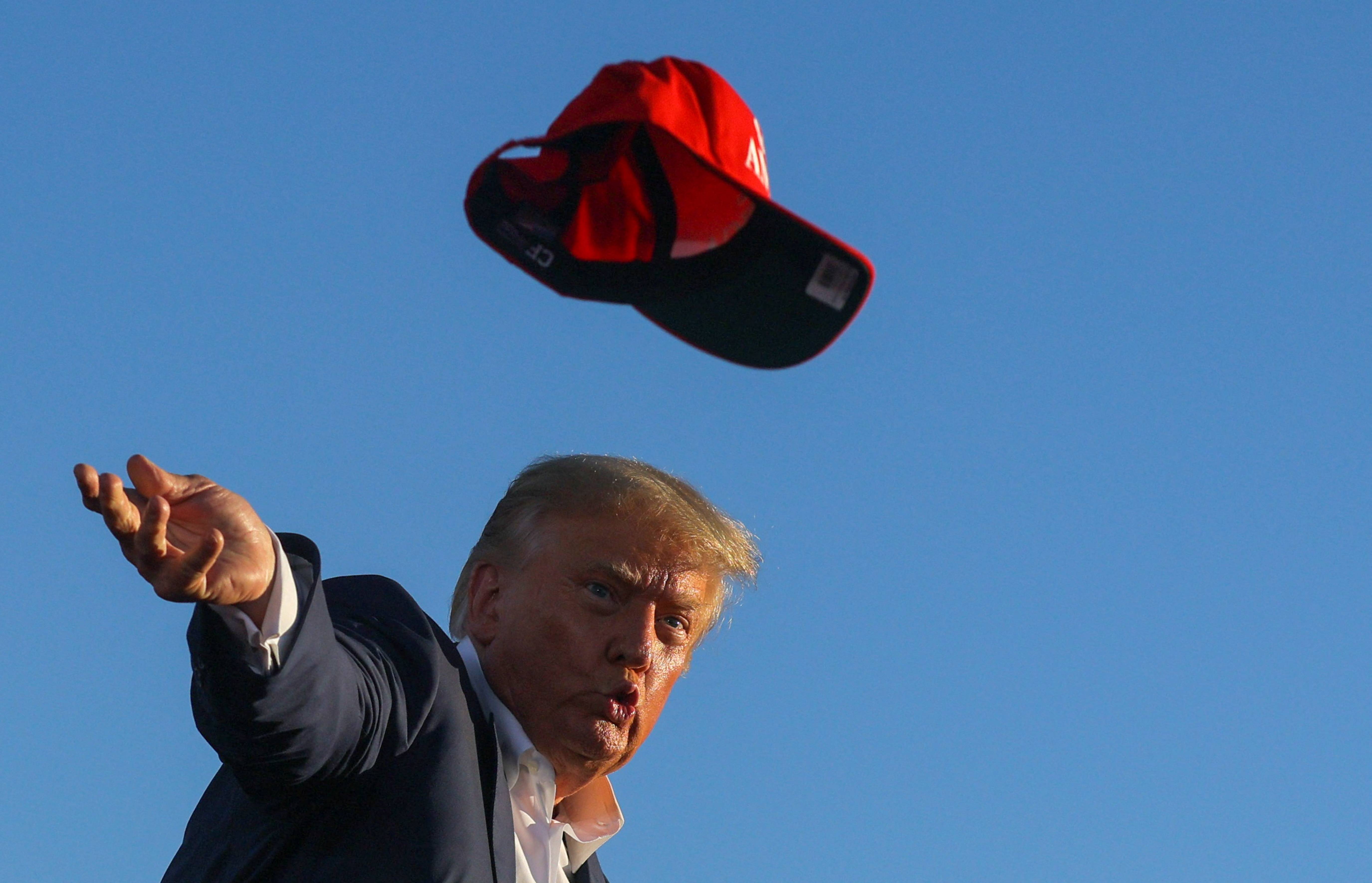 尴尬至极！因凡蒂诺捧特朗普、戴MAGA帽，2026世界杯深陷政治泥潭