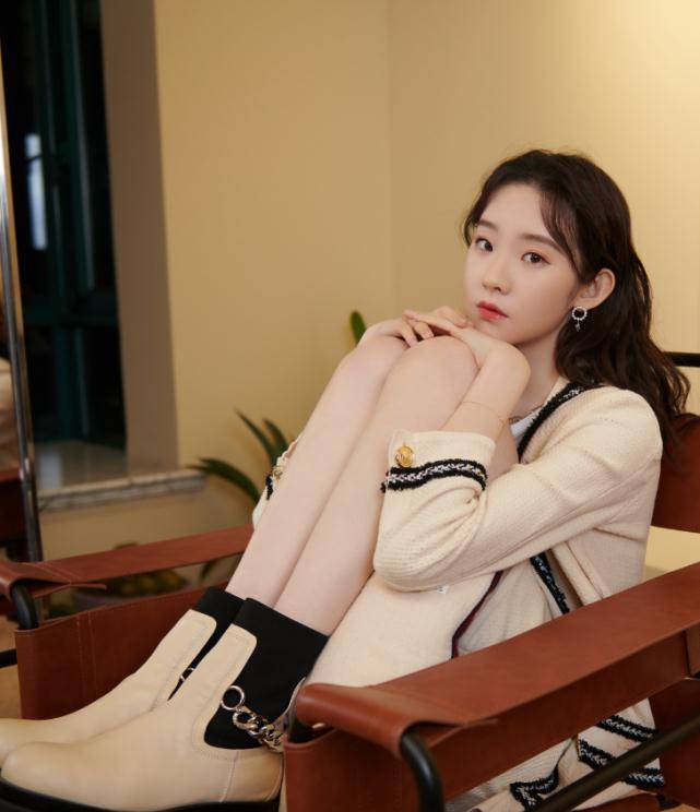 张艺凡为了显腿细,故意穿上40码短靴,秀出来的腿女团里少见_气质_造型