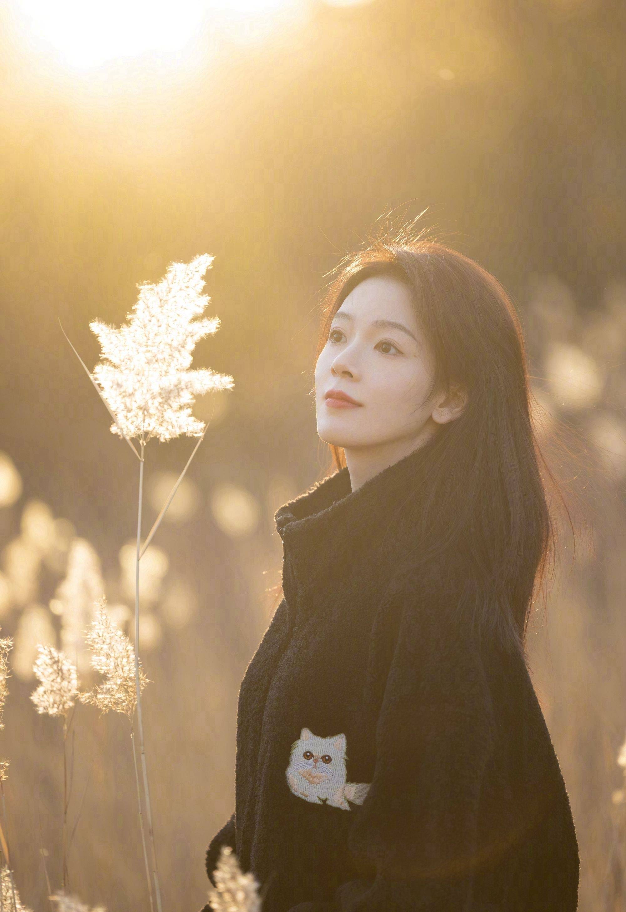 陈瑶披肩长发性感写真