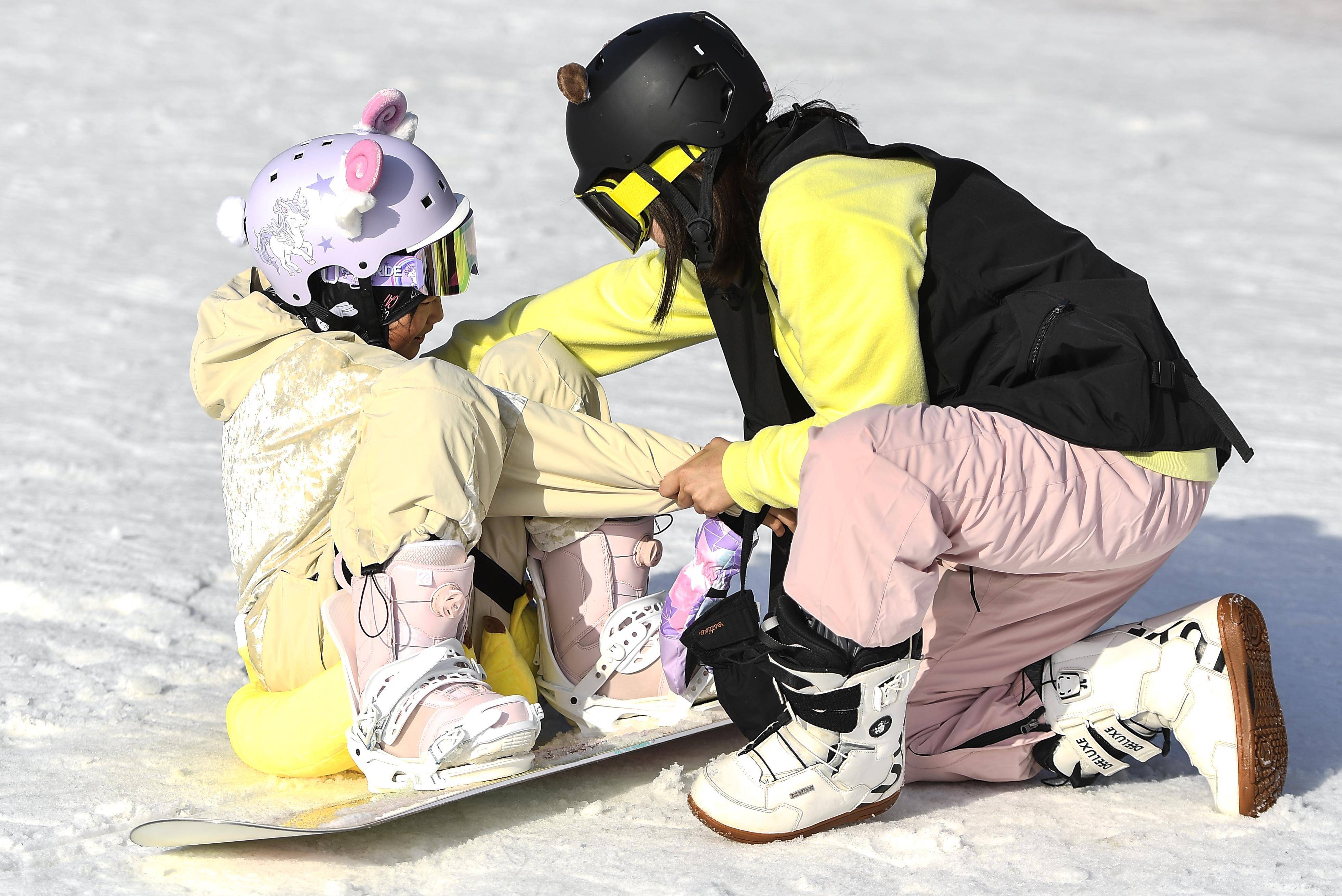 (新华全媒 )世界儿童日:萌娃闯雪场