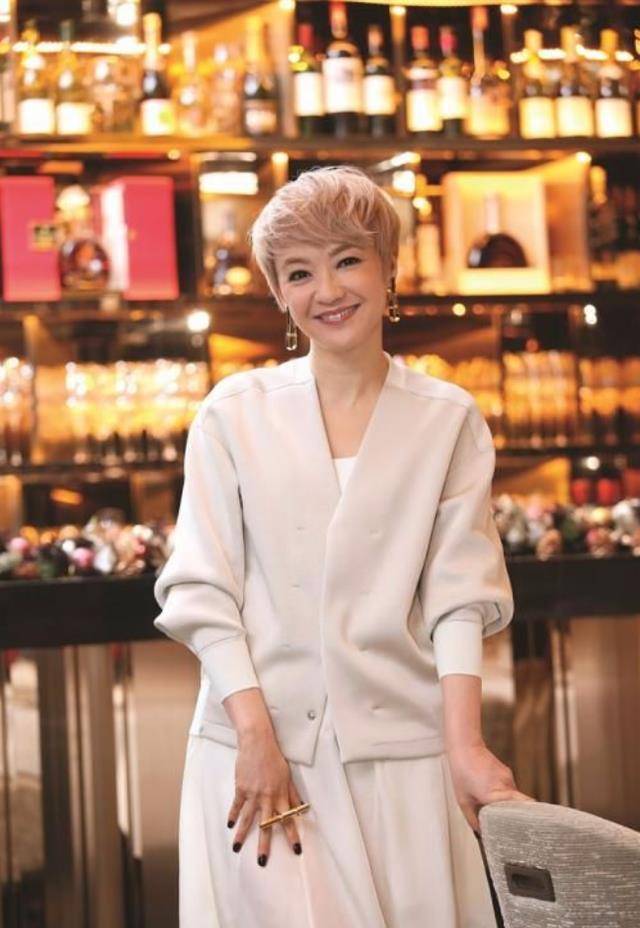 陈慧娴:三段恋情无疾而终,53岁仍未婚无子女,已放弃寻找另一半_欧丁玉