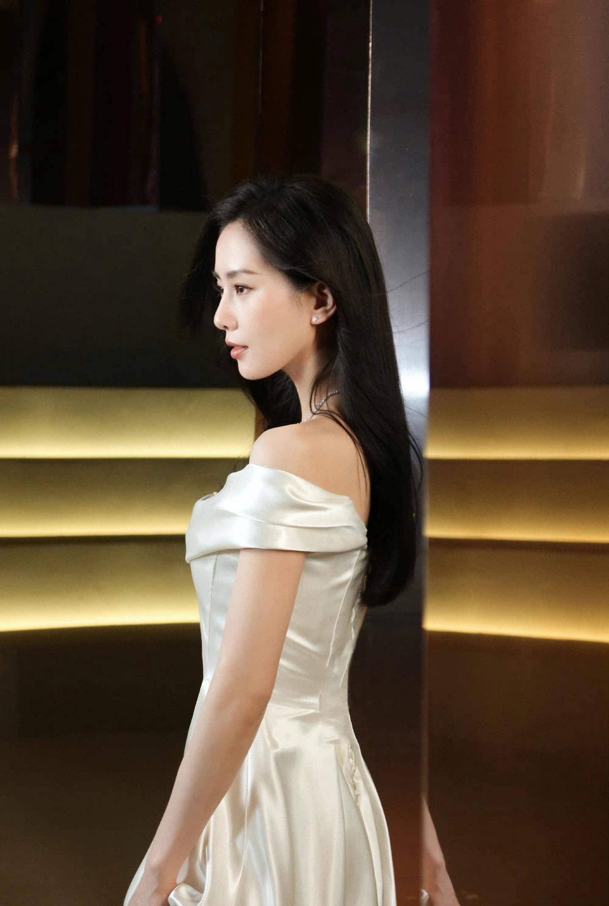 杨幂的这套礼服也是纯白色的露肩装,但是质感与刘诗诗的完全不同.