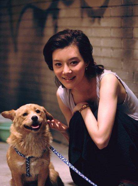 39岁车晓暴瘦成麻杆,黑色西裤穿出筷子腿,越来越像妈妈王丽云_时尚