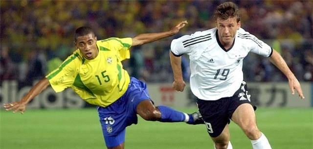 从巴西主力到曼联替补,中场悍将跟卡卡同人不同命,被小罗放鸽子