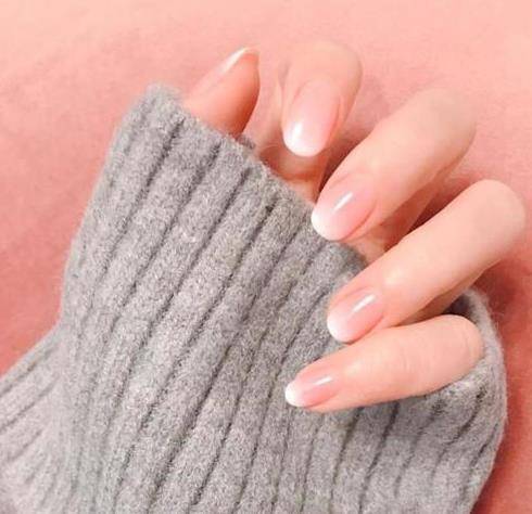 关晓彤的美甲片早就过时了,这款温柔到爆的"桃花甲"才是主流!