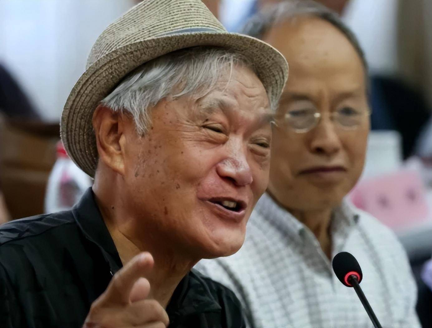 老戏骨牛犇露面敬老院!87岁无儿女照顾,佝偻身形白发苍苍太心酸_生活_