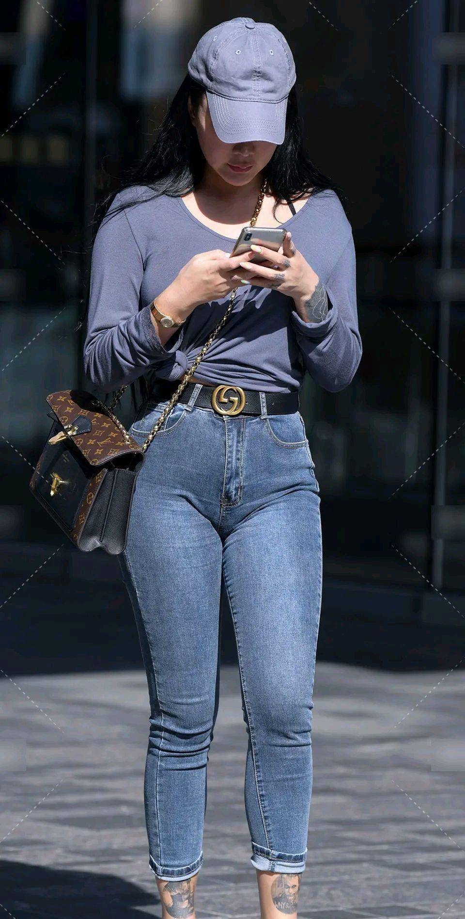 "臀大"的身材最适合的穿搭就是低腰裤了,穿在美女身上真好看!