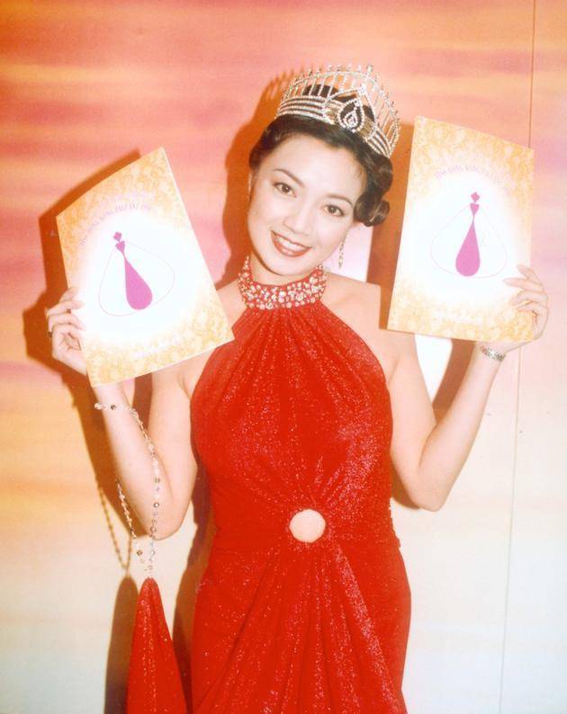 娶小七岁二婚港姐,晒拥吻婚纱照太甜蜜_张洁莲_婚礼_长跑