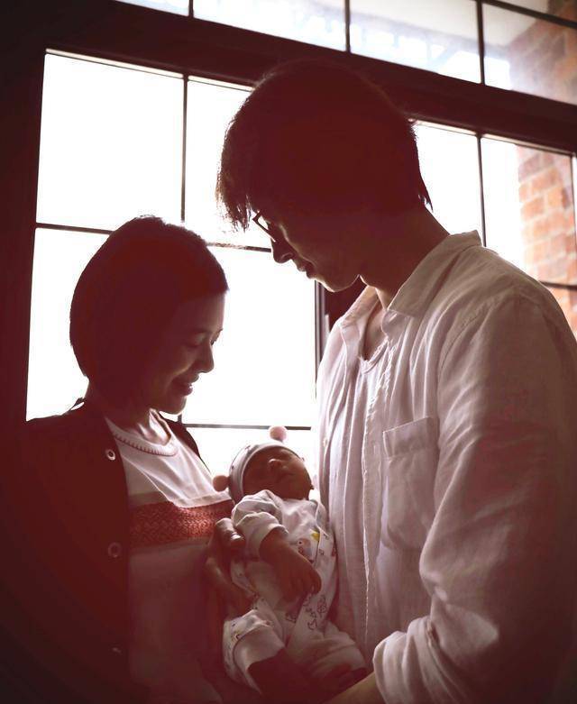 主持人陈辰,晒出四张美照,令粉丝大饱眼福,她丈夫余笛大有来头_东方