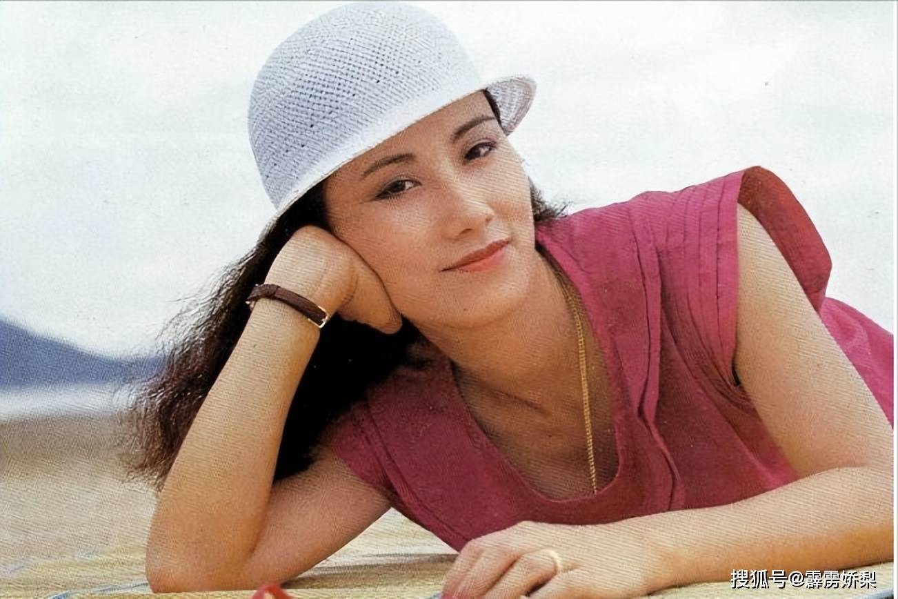 75岁汪明荃穿露背装现身,现场中奖29万车惹争议,网友质疑作假_阿姐