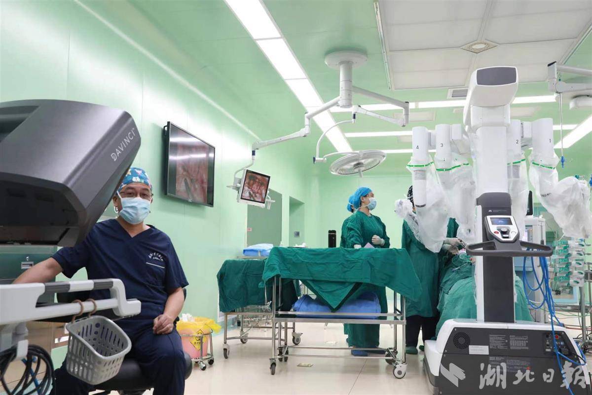 早产女婴出生后查出三个肾 医生用机器人为她保住“重复肾”