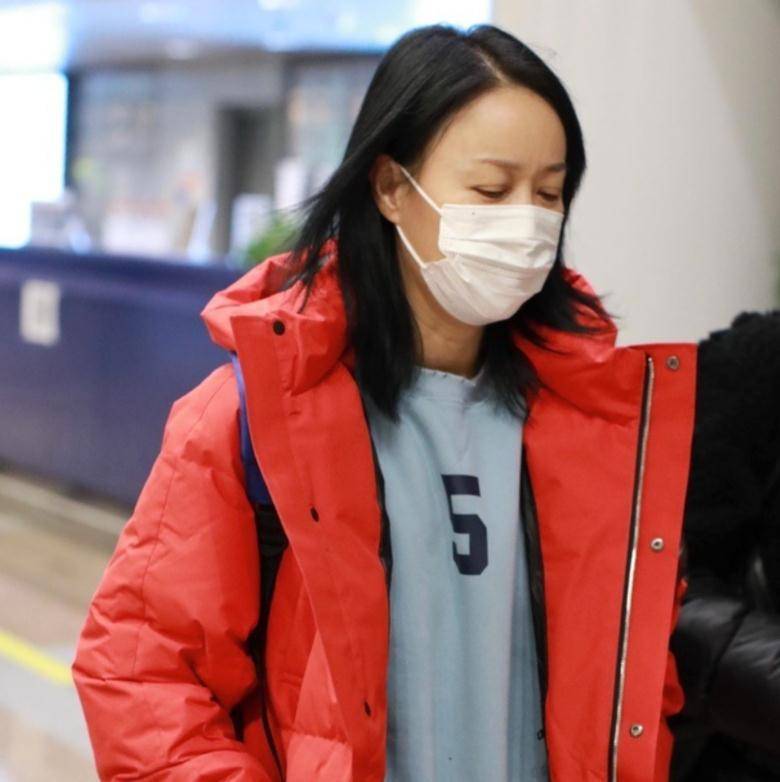 那英素颜现身机场!