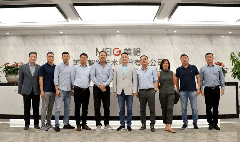 销售副总裁羡磊(左三),高级总监师伟(右二美格智能董事长王平和ceo杜