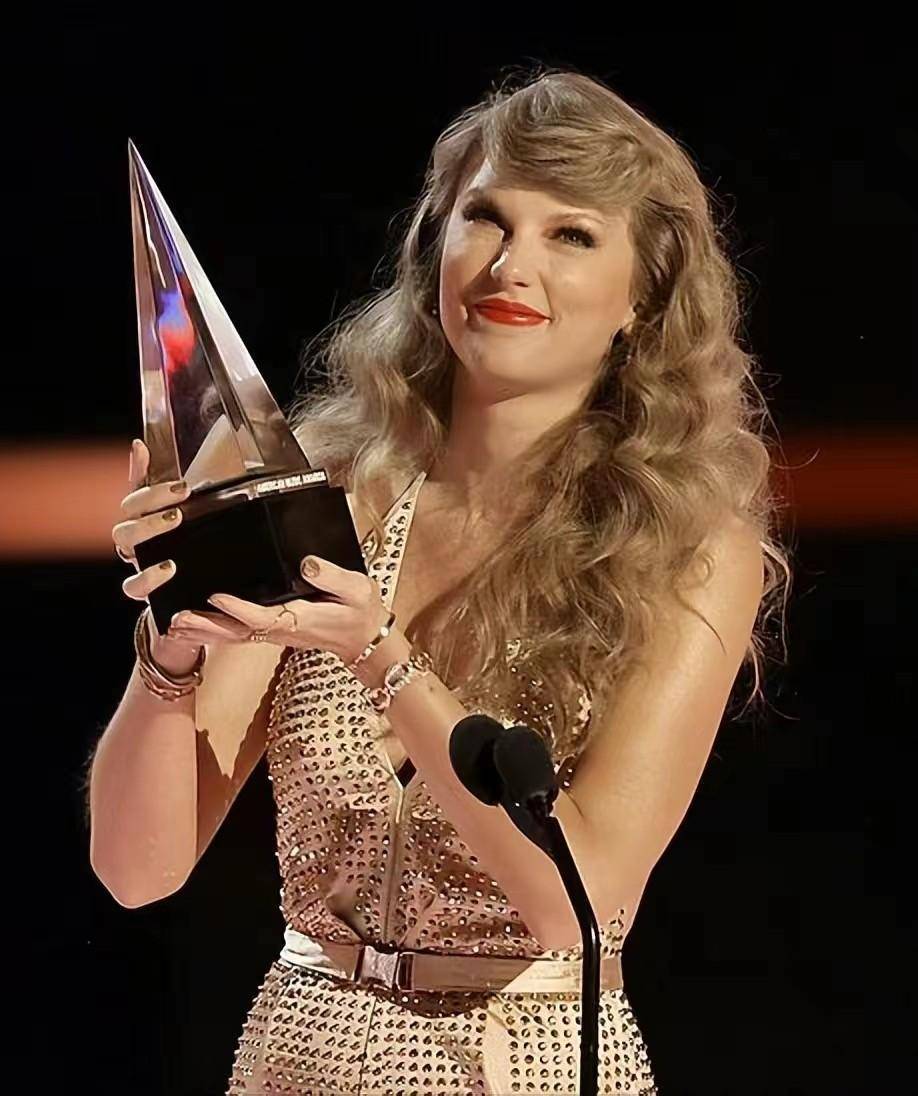 音乐巨星,霉霉真的是拿奖拿到手软,在11月20号的全美音乐奖颁奖典礼上