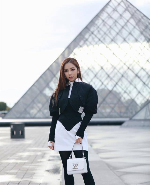 邓紫棋:穿金属感外套内配白t恤,搭配高靴子,显高的同时又时髦_时尚