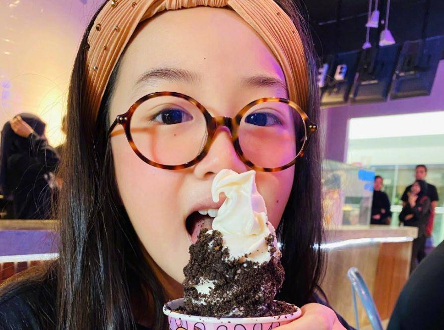 吴尊全家给父亲庆生,儿子活泼爱笑,10岁neinei越发有气质_max_生日