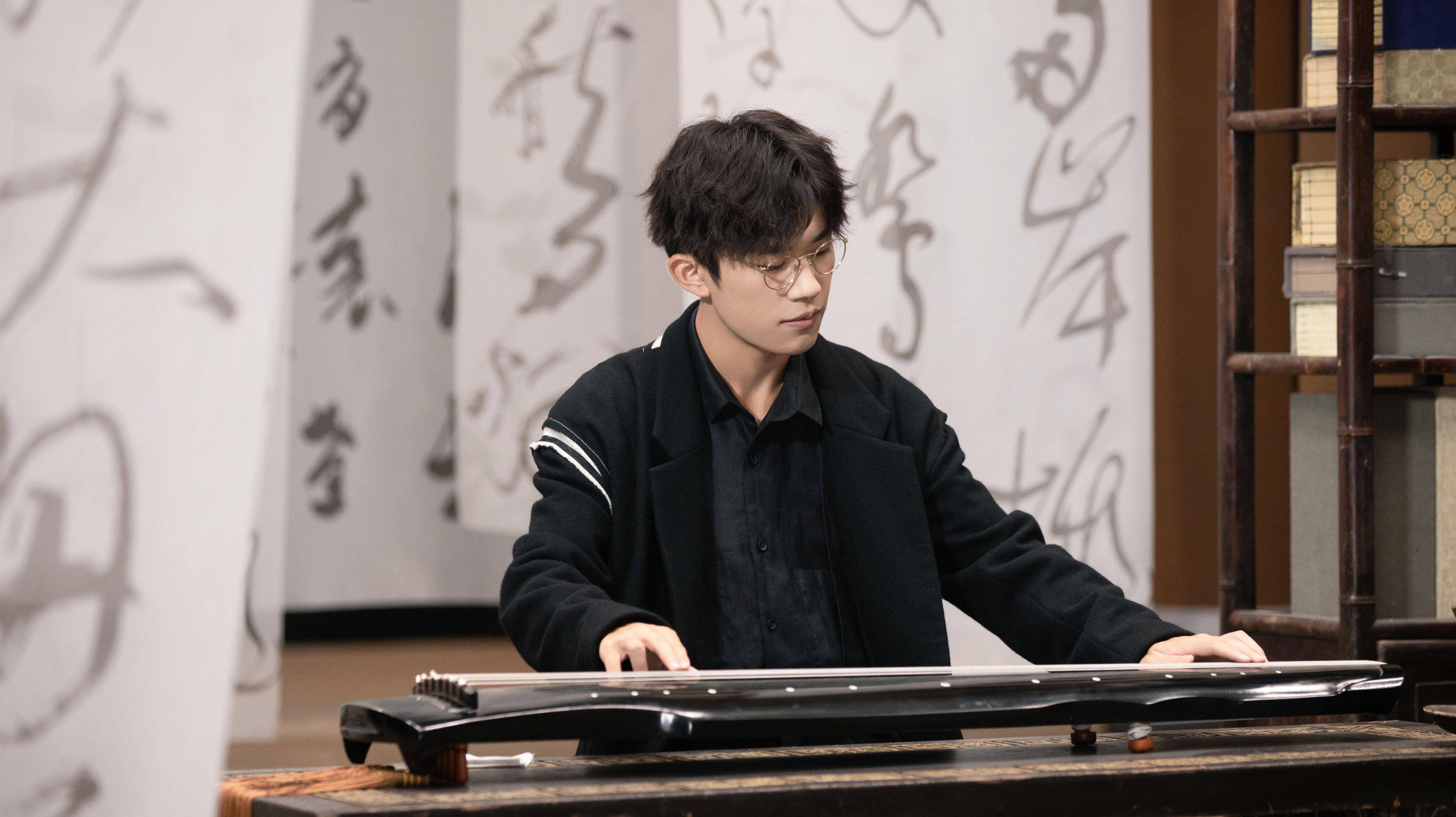 当身处于古风场景之中时,千玺俨然便是古代的翩翩少年