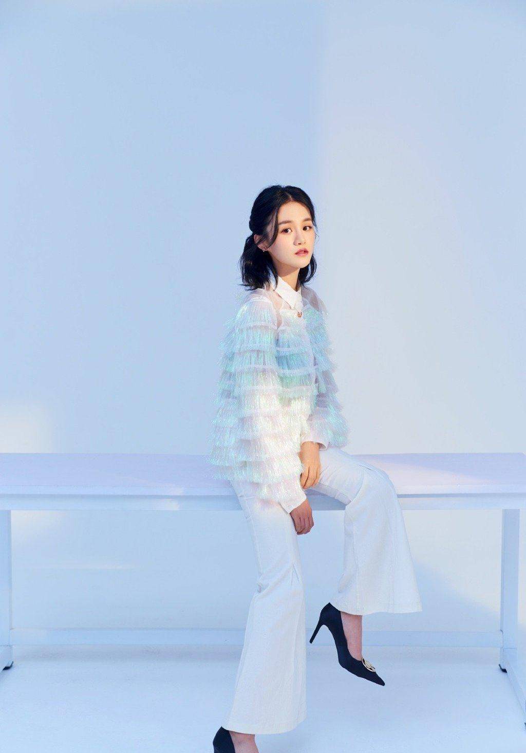 安悦溪穿白色轻纱裙,头顶小花唯美清新_流苏_造型_光泽感