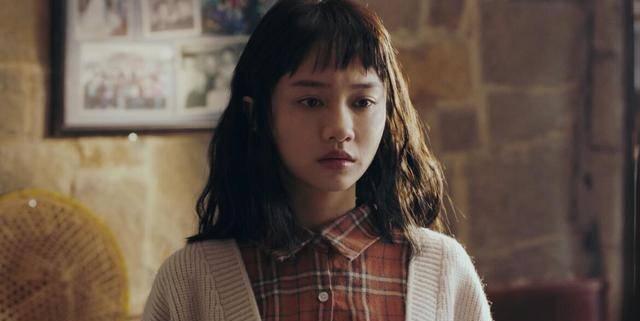 第二条线就是这个外来女孩小艺(付梦妮饰演),她的真实身份其实是皈