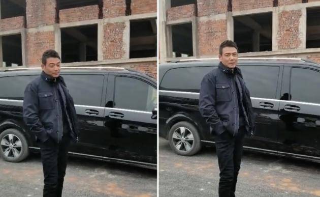 杨烁回老家和友人在路边聊天被拍本人跟电视上差距也太大了吧_视频