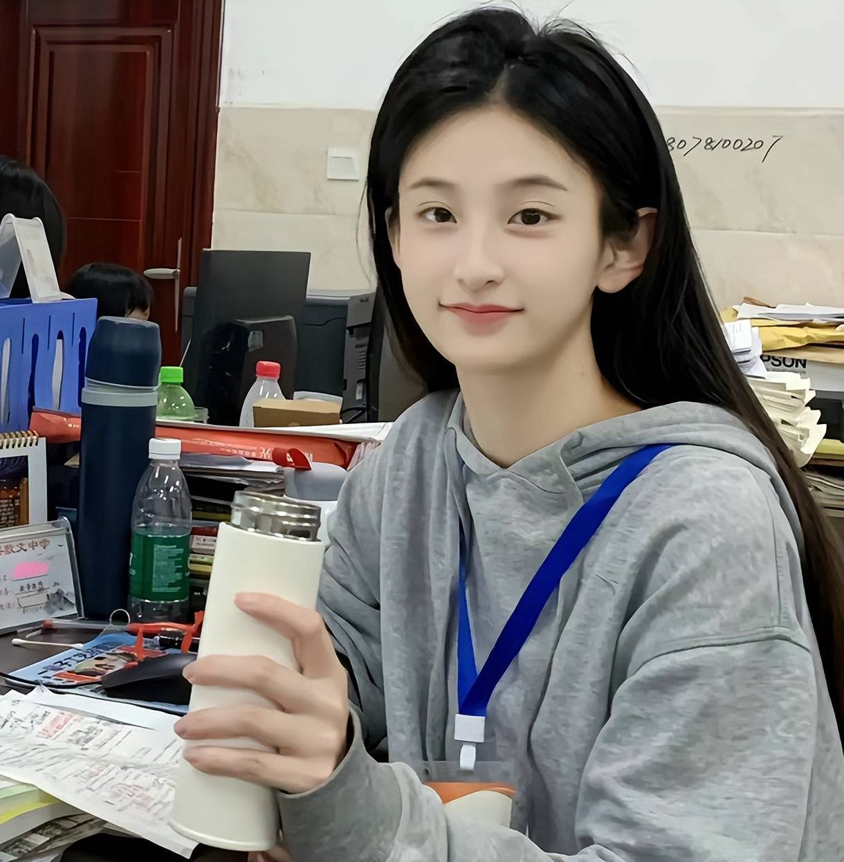 广西一中学女老师火了,长相甜美还有小"虎牙",网友看了都心动_教学