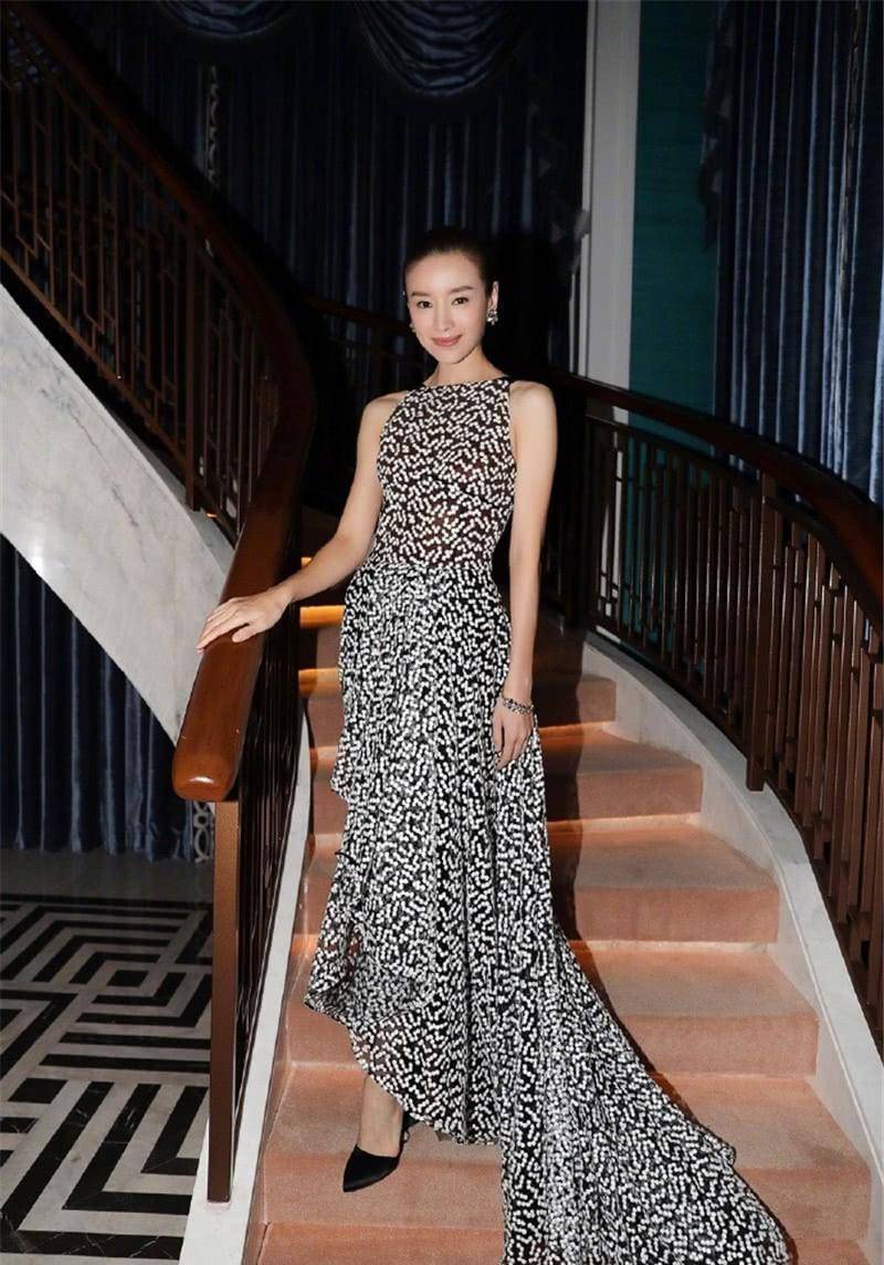 董洁不得了!穿毛衣裙坐姿很随意,网友:我可不敢这样穿_衣服_裙子_偶然