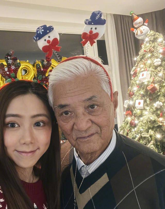 邓紫棋男友罕见露面,穿情侣装过圣诞太甜,82岁外公戴头饰真抢镜_毛衣