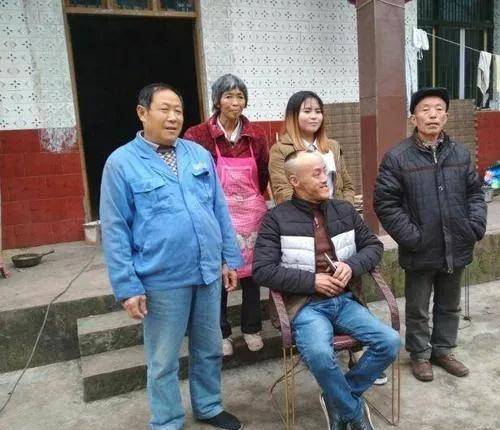 冯加六:因撞脸光头强年入百万,娶小20岁的娇妻,今过得怎样_因为_视频