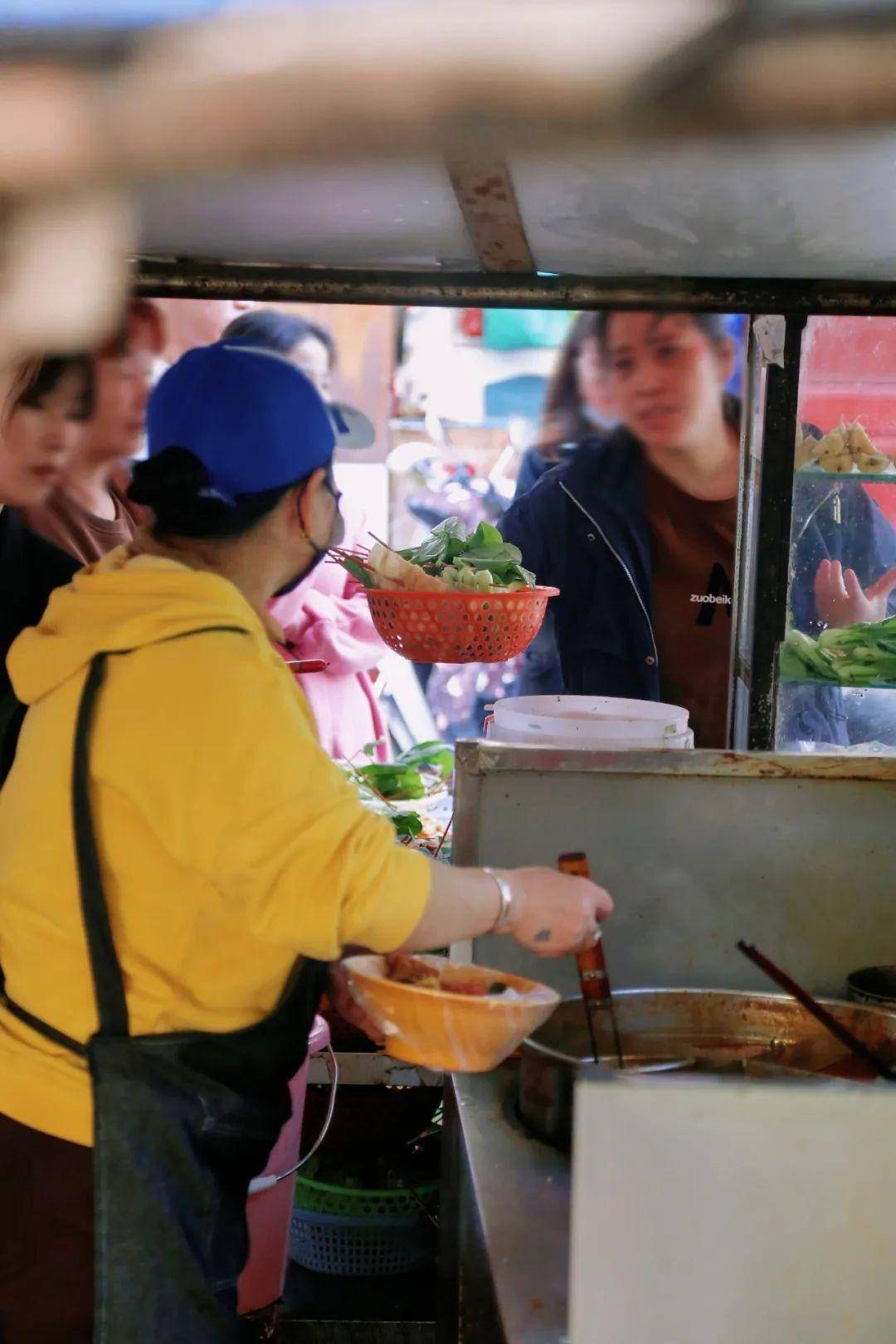 9点出摊,12点收摊,只收现金,这家麻辣烫有点"难搞"哎