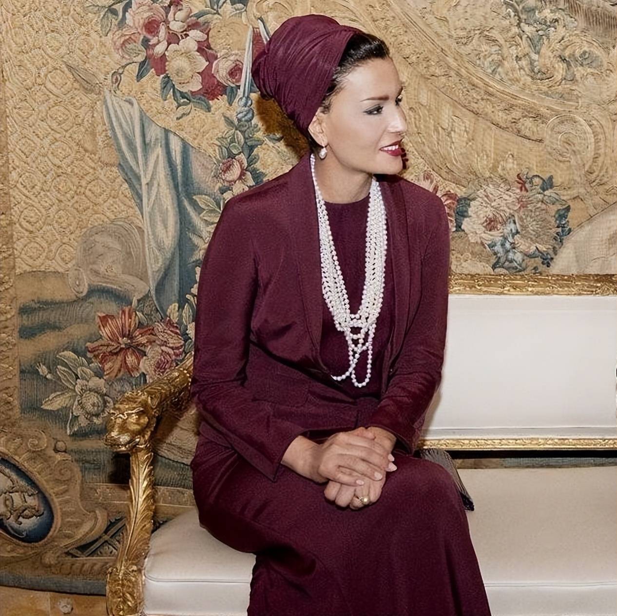 一袭红色纱裙亮相世界杯,默契撞衫婆婆却输气场_儿媳妇_美得_莫扎