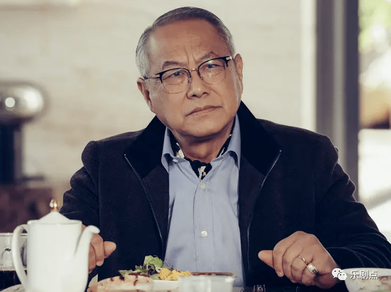 74岁香港老戏骨于洋移居加拿大,现身看容祖儿演唱会,满头白发精神好