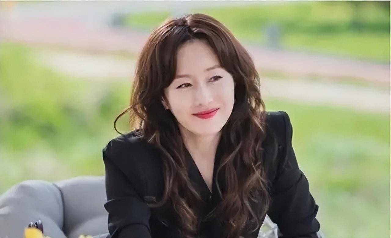 金智秀的演技得到了外界和粉丝的认可,但是因为对自己的放纵致使大好