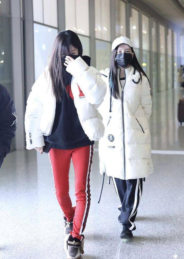 by2姐妹走机场姐姐低调,妹妹变韩系小圆脸,穿紧身裤o型腿_效果_造型