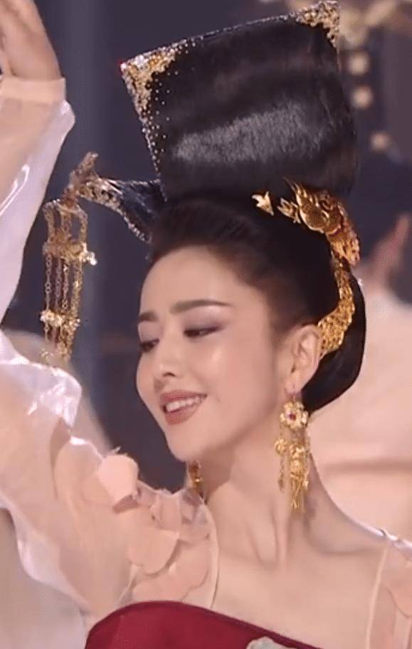 佟丽娅饰演的赵飞燕就深受大家喜爱,在这次的表演中,她再次穿上古装